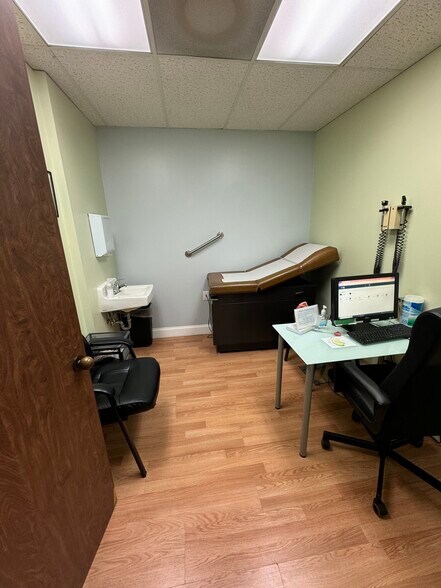 More Photos Of 6101 Webb Rd, Tampa Medical For Sale