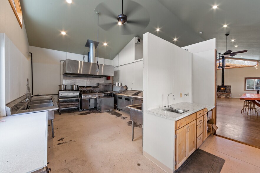 More Photos Of 606 W Byers Ave, Hot Sulphur Springs Flex For Sale