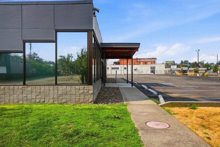 More Photos Of 2607 N Division St, Spokane Freestanding For Sale