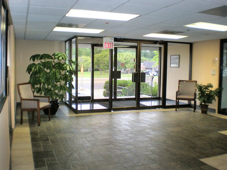 More Photos Of 11-21 N Skokie Hwy, Lake Bluff Office For Lease