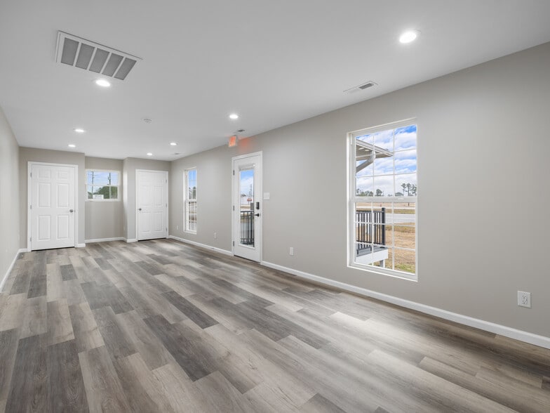 More Photos Of 3261 New Bern Hwy, Jacksonville Light Distribution For Lease