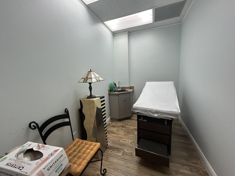 More Photos Of 3226-3230 W Kennedy Blvd, Tampa Storefront Retail Office For Sale