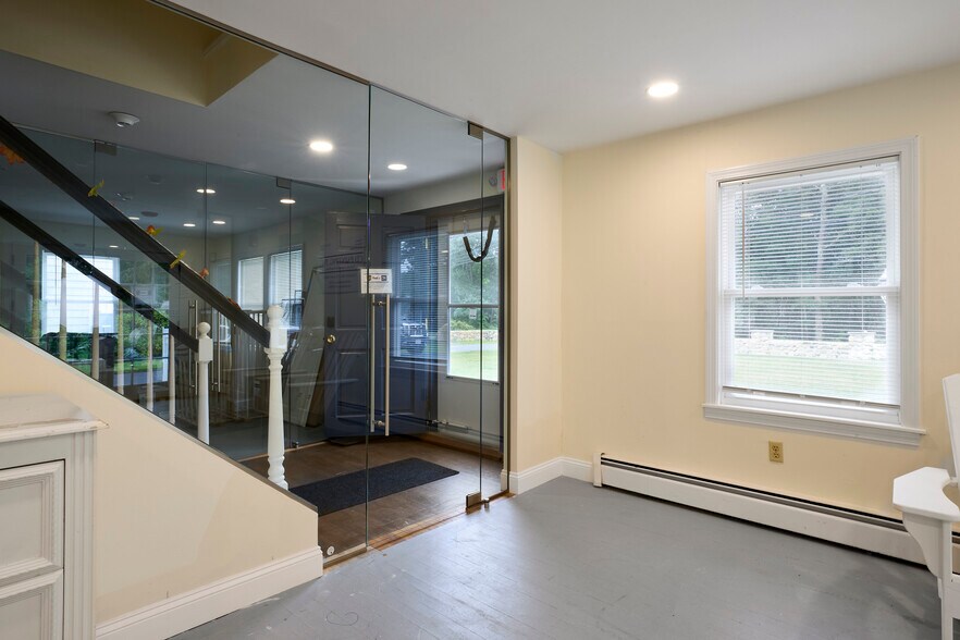 More Photos Of 4 Edgerton Dr, North Falmouth Flex For Sale