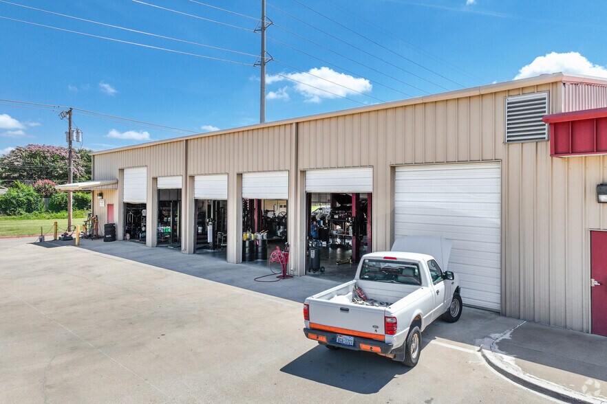 More Photos Of 2321 W Pioneer Pky, Pantego Industrial For Sale
