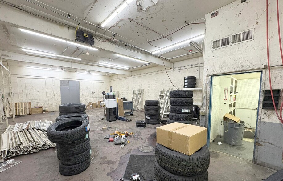 More Photos Of 12009 W Alameda Dr, Denver Auto Repair For Lease