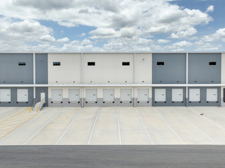 More Photos Of 5501 Lee Vista Blvd, Orlando Unknown For Lease