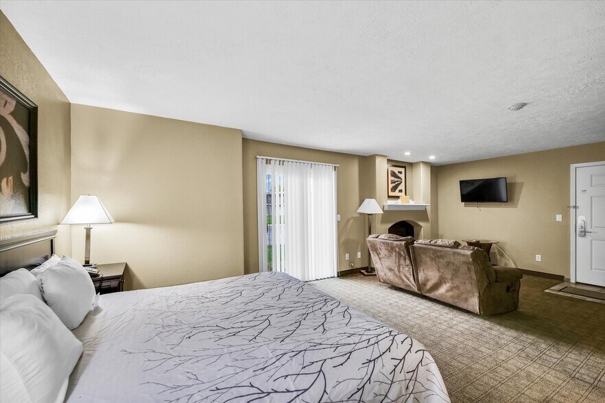 More Photos Of 1907 N Cunningham Ave, Urbana Hotel For Sale