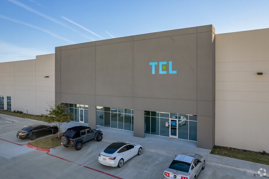 More Photos Of 5811 Trade Center Dr, Austin Warehouse For Lease