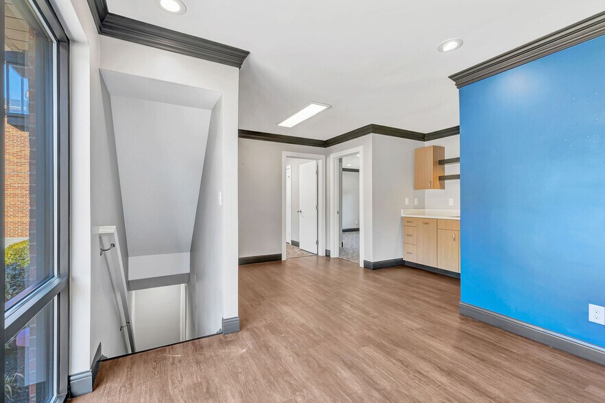 More Photos Of 2327 Anderson Rd, Crescent Springs Office For Lease