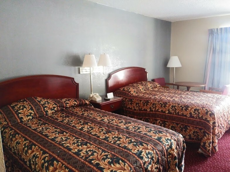 More Photos Of 1709 N Expressway, Griffin Hotel For Sale