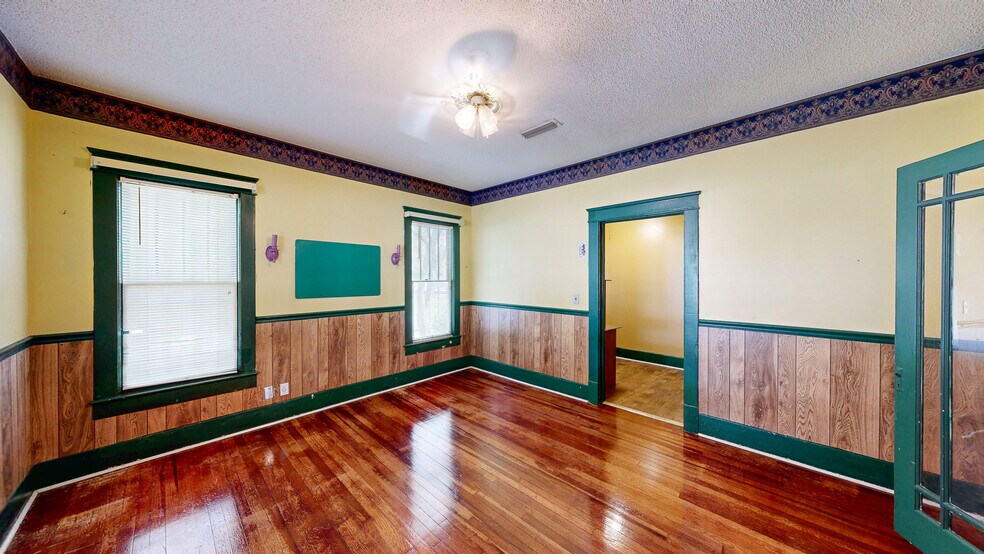 More Photos Of 104 N Herring St, Dothan Office For Sale