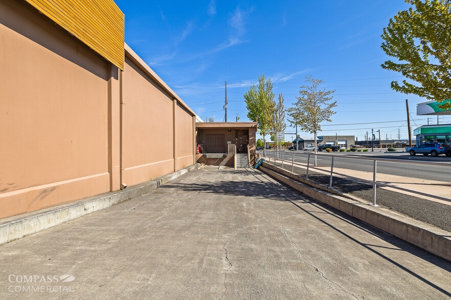More Photos Of 732 SW 6th St, Redmond Freestanding For Lease