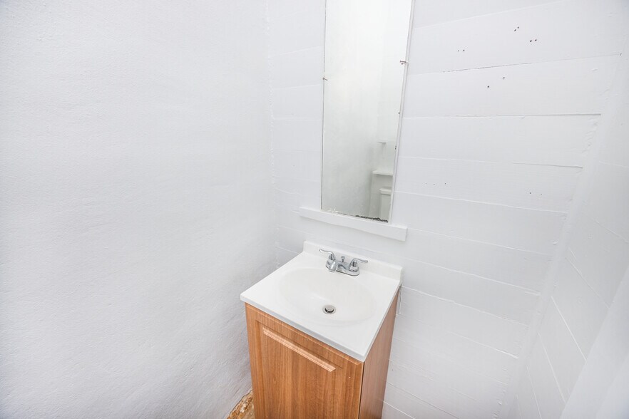 More Photos Of 1118 18th St, Hondo Storefront For Sale