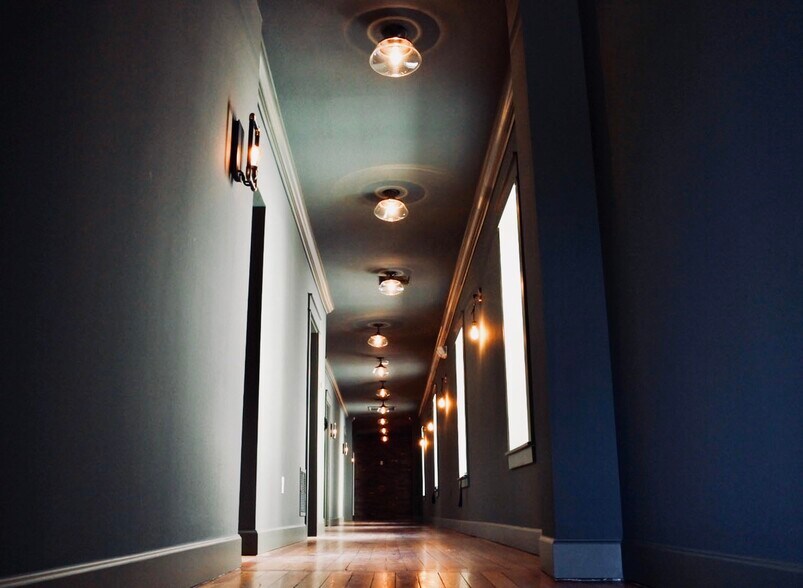 More Photos Of 689 Central Ave, Saint Petersburg General Retail For Lease