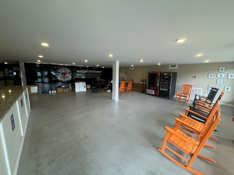 More Photos Of 804 W Mitchell St, Adel Distribution For Lease