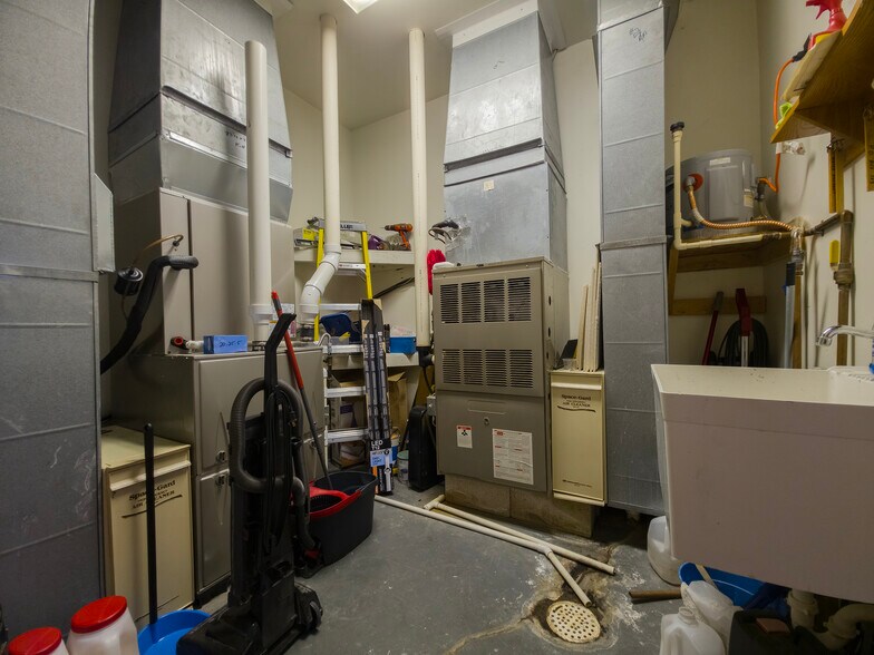 More Photos Of 2103 W 9th St, Mount Carmel Office For Sale