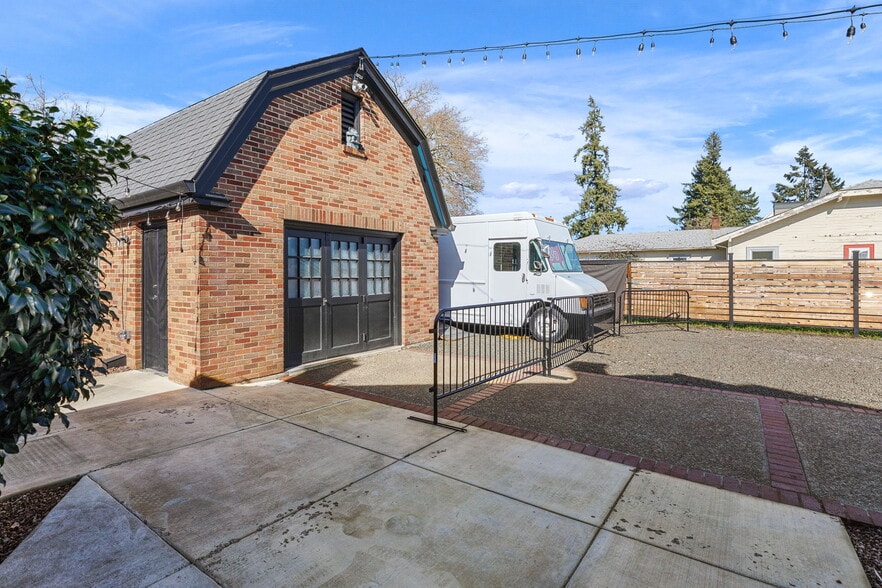 More Photos Of 883 SW Church St, Dallas Restaurant For Sale