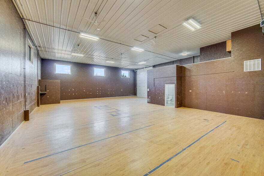 More Photos Of 926 Geneva St, Shorewood Warehouse For Lease