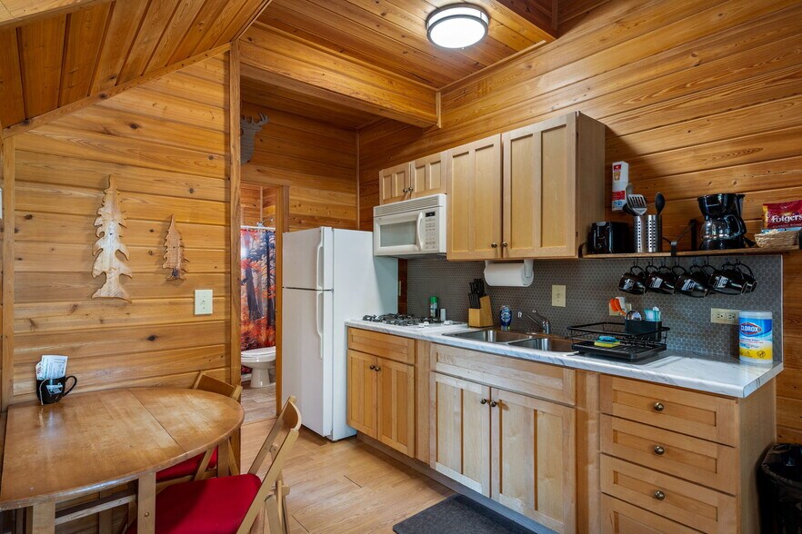 More Photos Of 1022 S Hunter Creek Dr, Payson Hotel For Sale