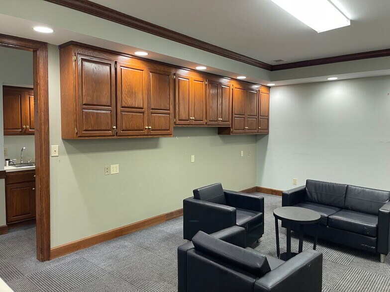 More Photos Of 204 Elm St, Conway Office For Lease
