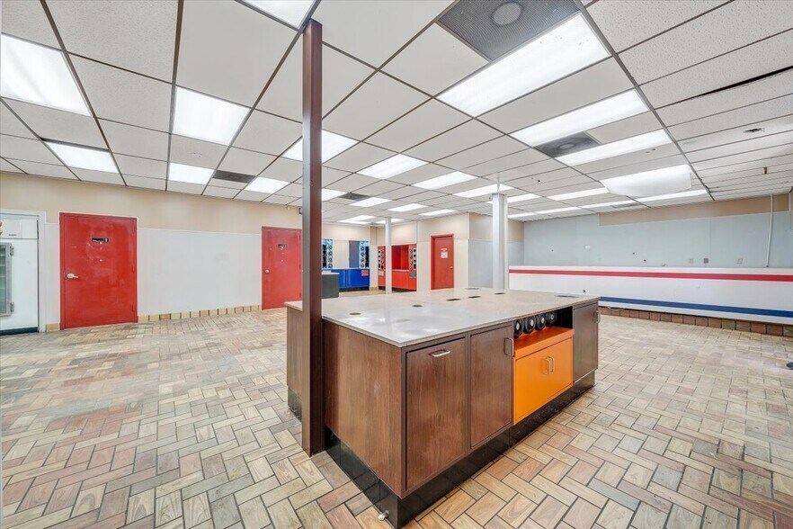 More Photos Of 1000 Electric Rd, Salem Convenience Store For Sale