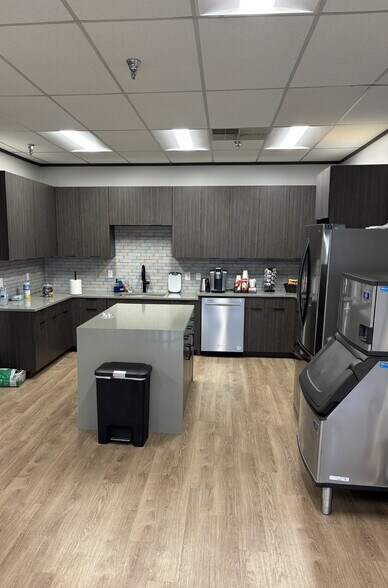 More Photos Of 8737 King George Dr, Dallas Office For Lease