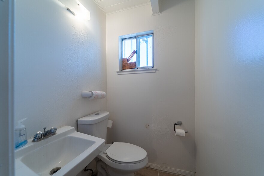 More Photos Of 1107 E Harding Way, Stockton Freestanding For Lease