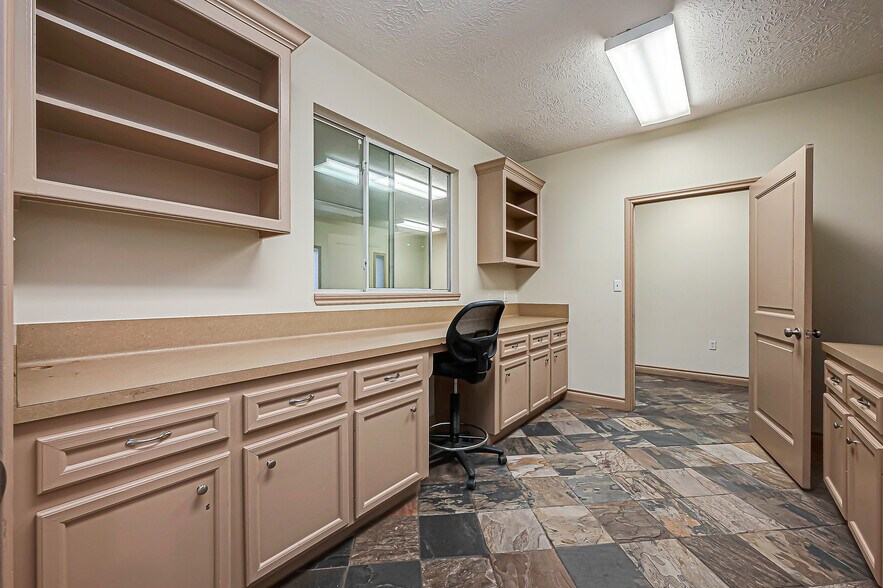 More Photos Of 2202 Lone Oak Rd, Houston Health Club For Lease