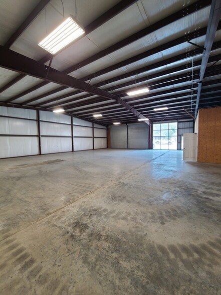 More Photos Of 207 W Central Ave, LaFollette Light Distribution For Lease