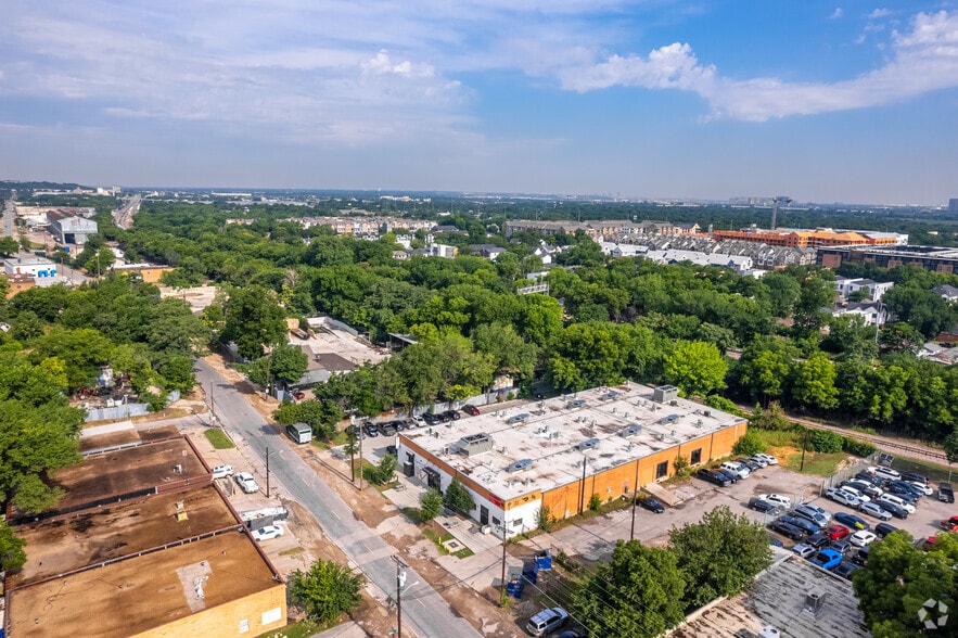 More Photos Of 921 W Commerce St, Dallas Warehouse For Lease