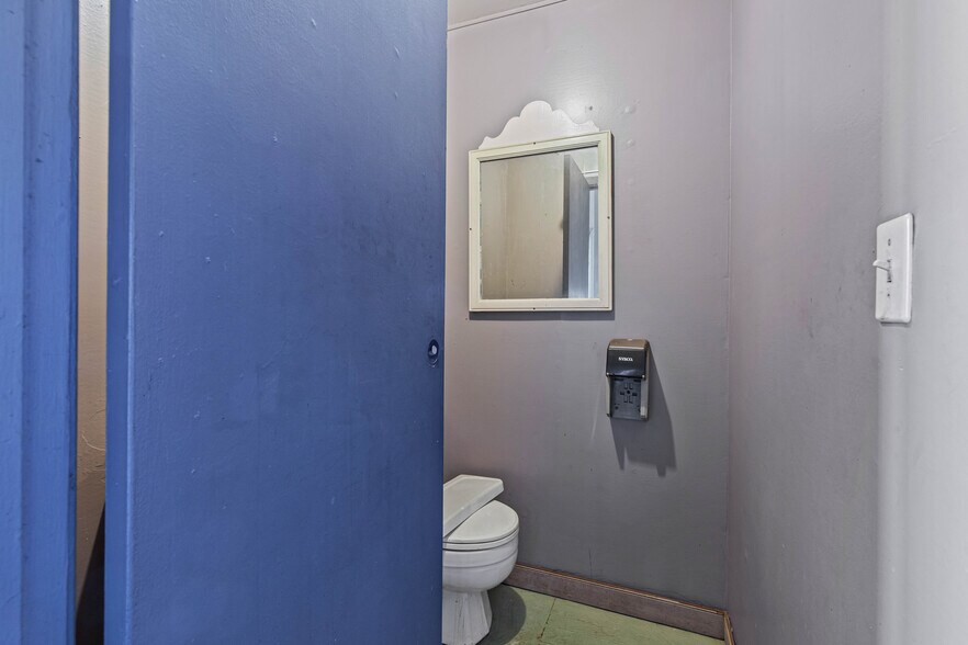 More Photos Of 30048 Yosemite Blvd, La Grange Bar For Sale