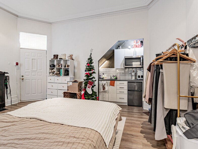 More Photos Of 24 Webster Av, Toronto Apartments For Sale