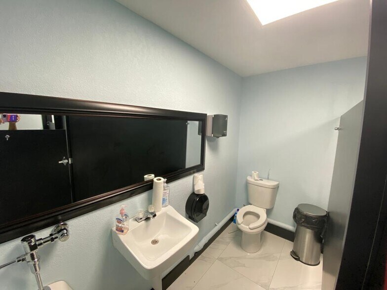 More Photos Of 17 NE 1st Rd, Homestead Storefront Retail Office For Sale