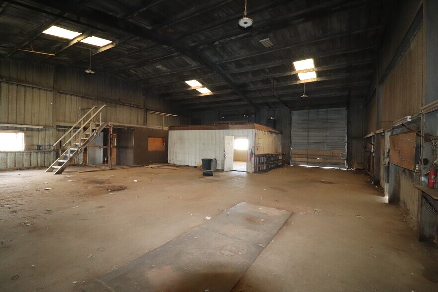 More Photos Of 604 US Highway 287 S, Henrietta Flex For Sale