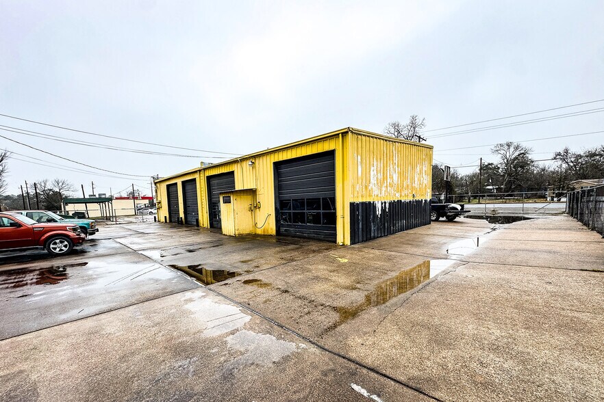 More Photos Of 261 SH 75 Hwy, Huntsville Service For Sale