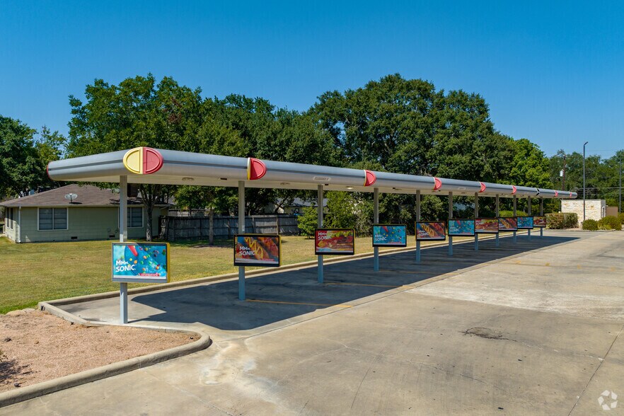More Photos Of 373 S Dill St, East Bernard Fast Food For Lease