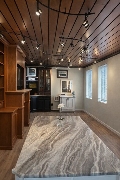 More Photos Of 436 E Locust St, Dekalb Manufacturing For Lease