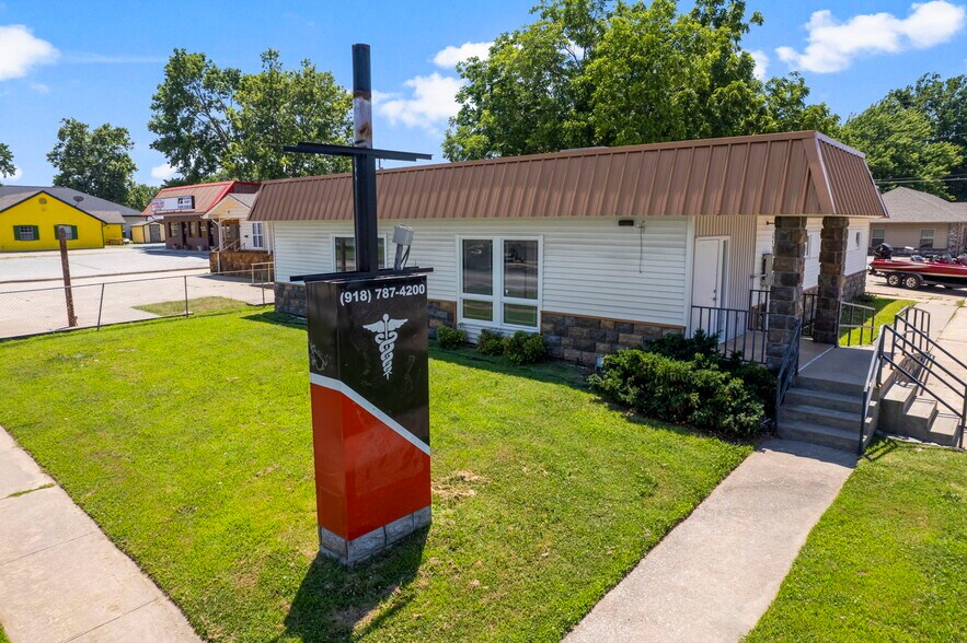 More Photos Of 700 S Main St, Grove Medical For Sale