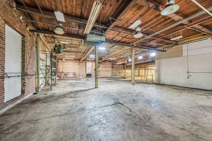 More Photos Of 590-628 Center St, Chicopee Warehouse For Lease