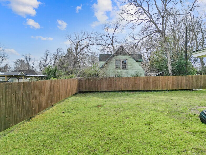 More Photos Of 300 S Cedar St, Crockett Apartments For Sale