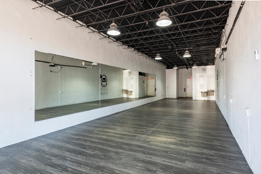 More Photos Of 1051-1057 SE 17th St, Fort Lauderdale Storefront Retail Office For Lease