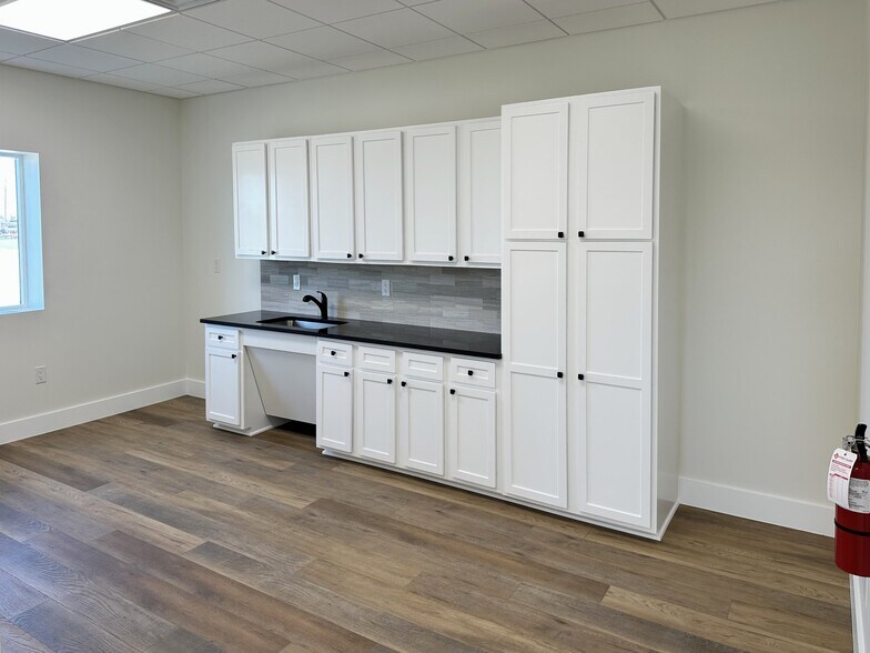 More Photos Of 1704 Westair, Gainesville Warehouse For Lease