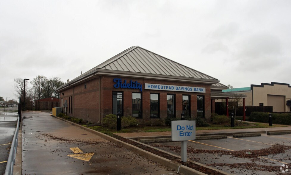 More Photos Of 1000 E Judge Perez Dr, Chalmette Bank For Sale