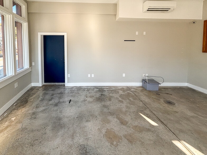 More Photos Of 171 Spring St, Charleston Storefront Retail Residential For Lease