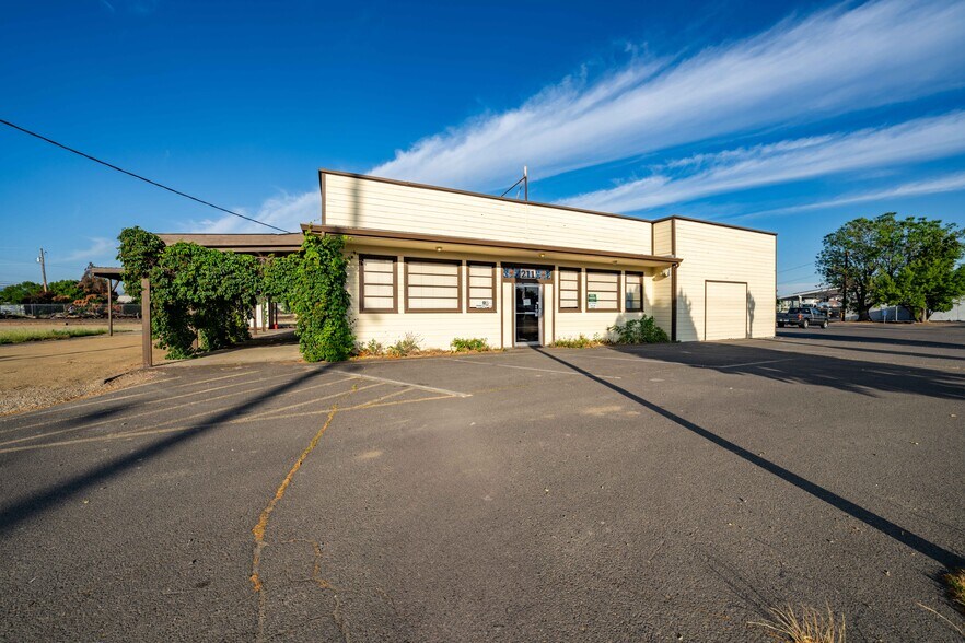 More Photos Of 211 Front St, Central Point General Retail For Sale