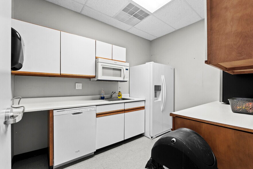 More Photos Of 7200 US-150, Greenville Office For Sale