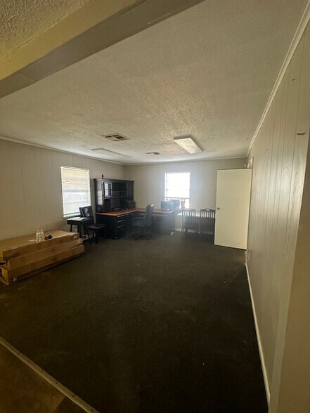 More Photos Of 1319 Sandy Creek Dr, Ada Warehouse For Sale