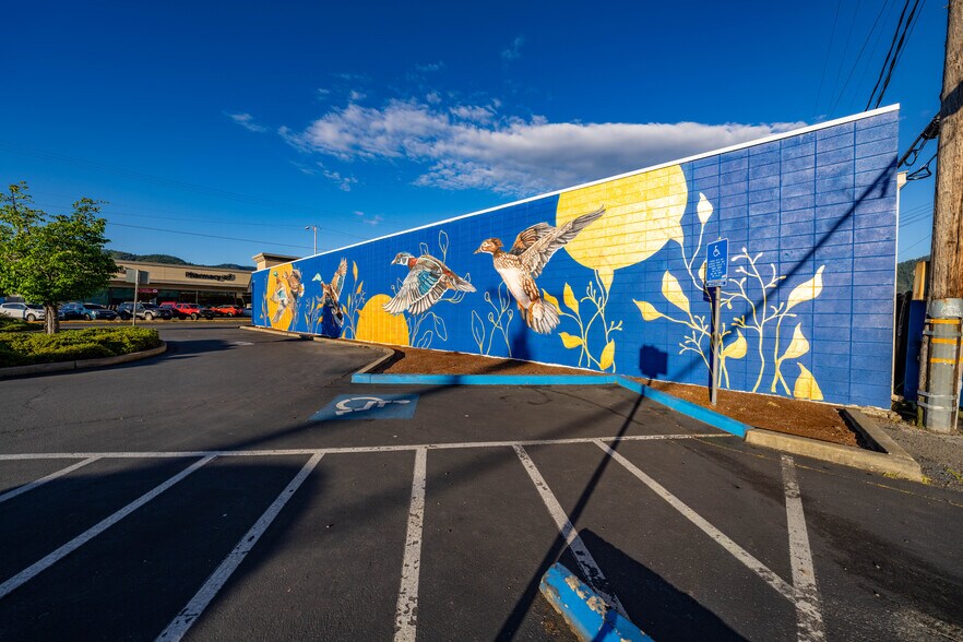 More Photos Of 239 SE G St, Grants Pass General Retail For Sale