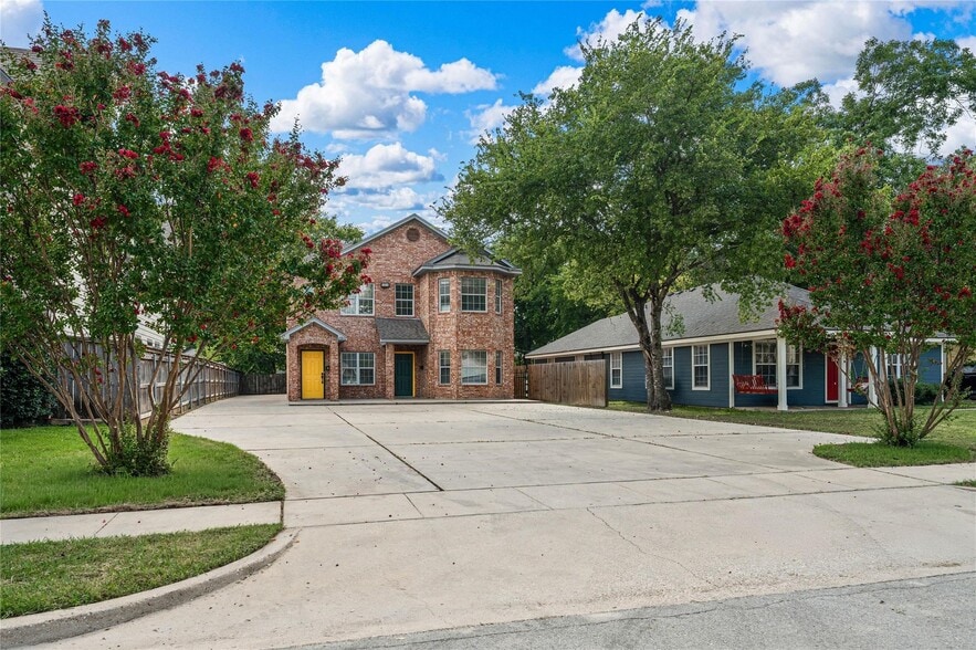 Primary Photo Of 1911 S 11th St, Waco Apartments For Sale