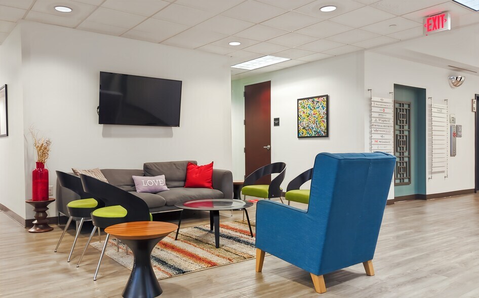 More Photos Of 301 McCullough Dr, Charlotte Coworking Space